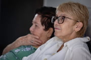 Regina Araújo é cuidadora de sua mãe Norma, que tem Alzheimer avançado