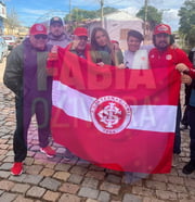 Patrícia Poeta posa com moradores de São Jerônimo, sua cidade natal