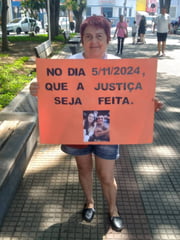 Familiares protestam antes de júri de homem bêbado que matou casal