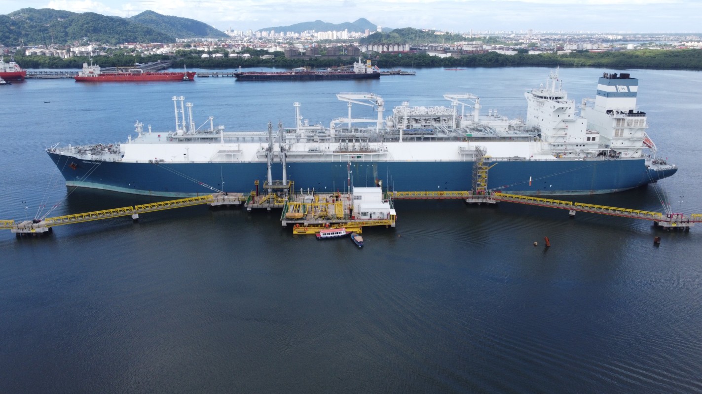 Fotografia colorida mostrando navio de carga-Metrópoles