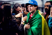 E joga luz sobre a carreira de Ayrton Senna, incluindo as facetas fora das pistas