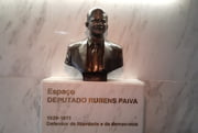 Busto de Rubens Paiva exposto na Câmara dos Deputados, alvo de deboche de Bolsonaro