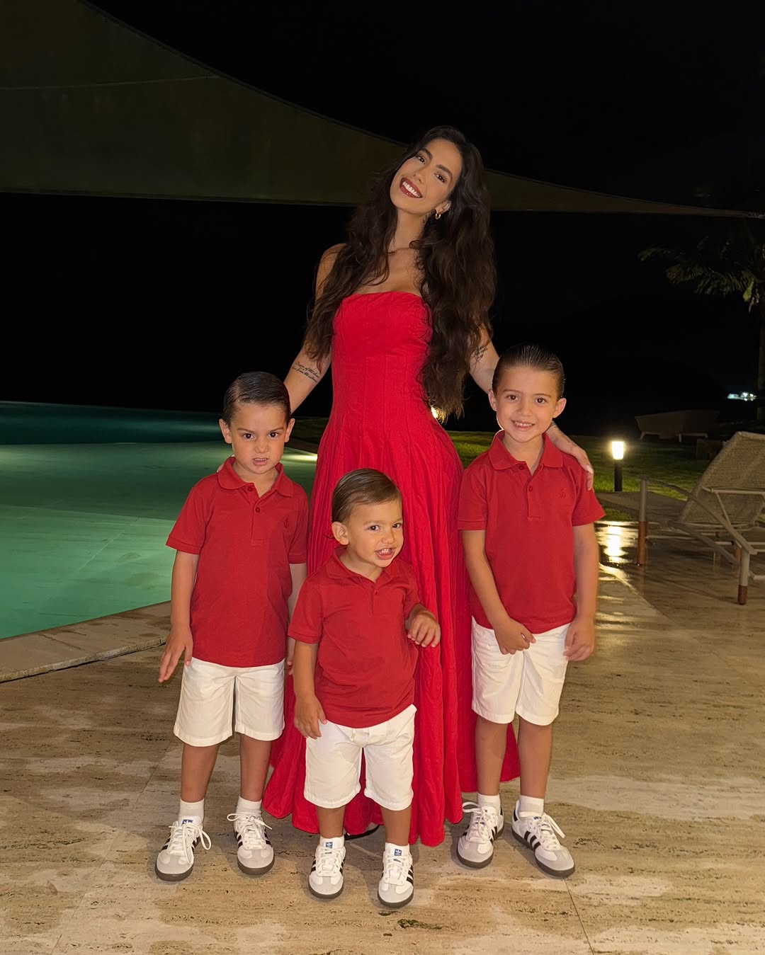 Gabi Brandt e os três filhos, Davi, Henri e Beni curtem o Natal em família