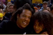 Jay-Z abraça Blue Ivy durante jogo da NBA e reação da garota viraliza