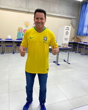 Marcão do Povo compartilhou uma foto vestido com a blusa do Brasil no primeiro turno das eleições