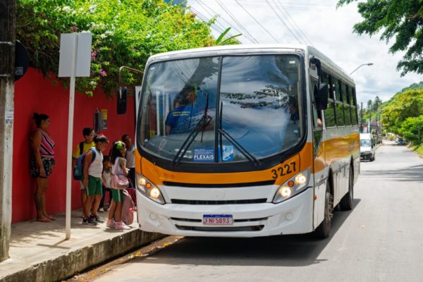 Foto colorida de um ônibus escolar - Metrópoles 