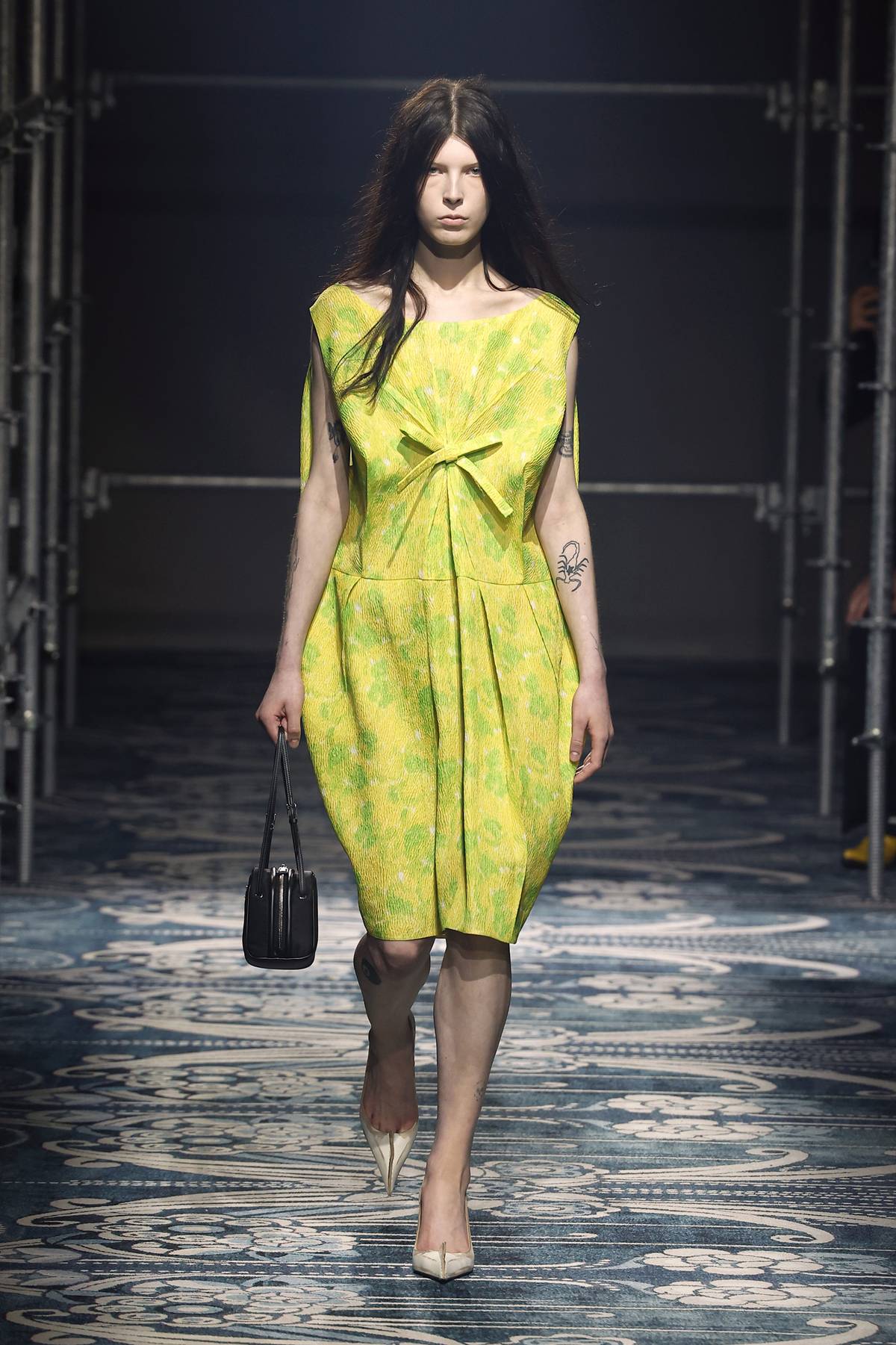 Modelo na passarela do desfile de outono/inverno 2025/26 feminino da Prada, em Milão - Metrópoles