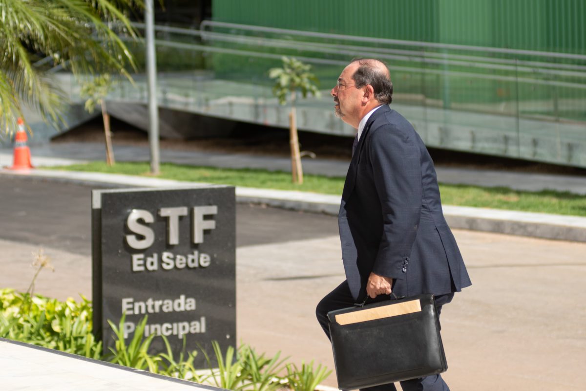 Celso Vilardi, advogado de Jair Bolsonaro, chega ao STF para reunião com ministro Alexandre de Moraes Metrópoles