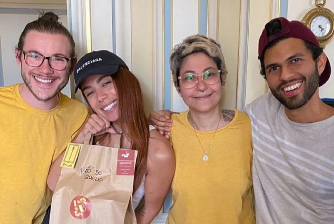 Anitta e a equipe do La Bahianaise