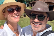 Ana Hickmann e Edu Guedes posam para as redes sociais