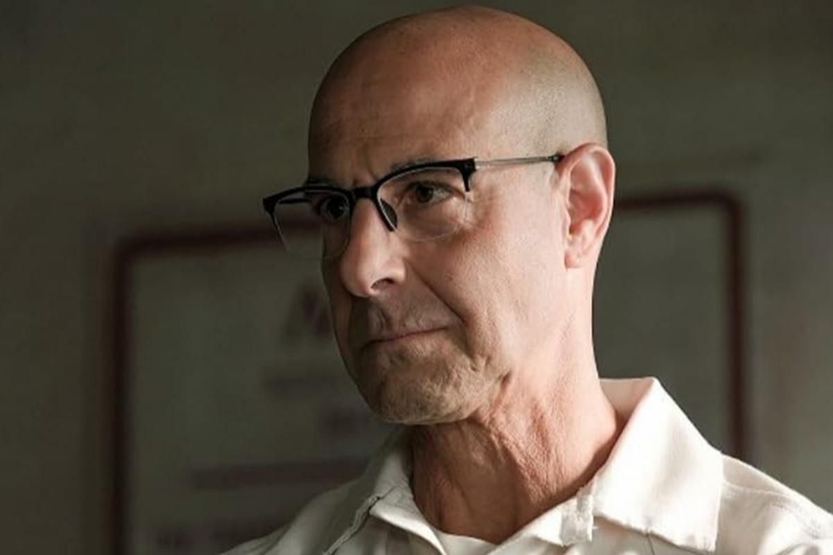 Foto colorida de Stanley Tucci na série Inside Man