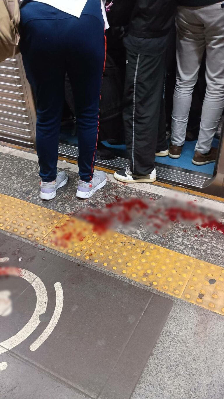 Internautas-registram-poca-de-sangue-no-chao-da-Estacao-Se-do-metro