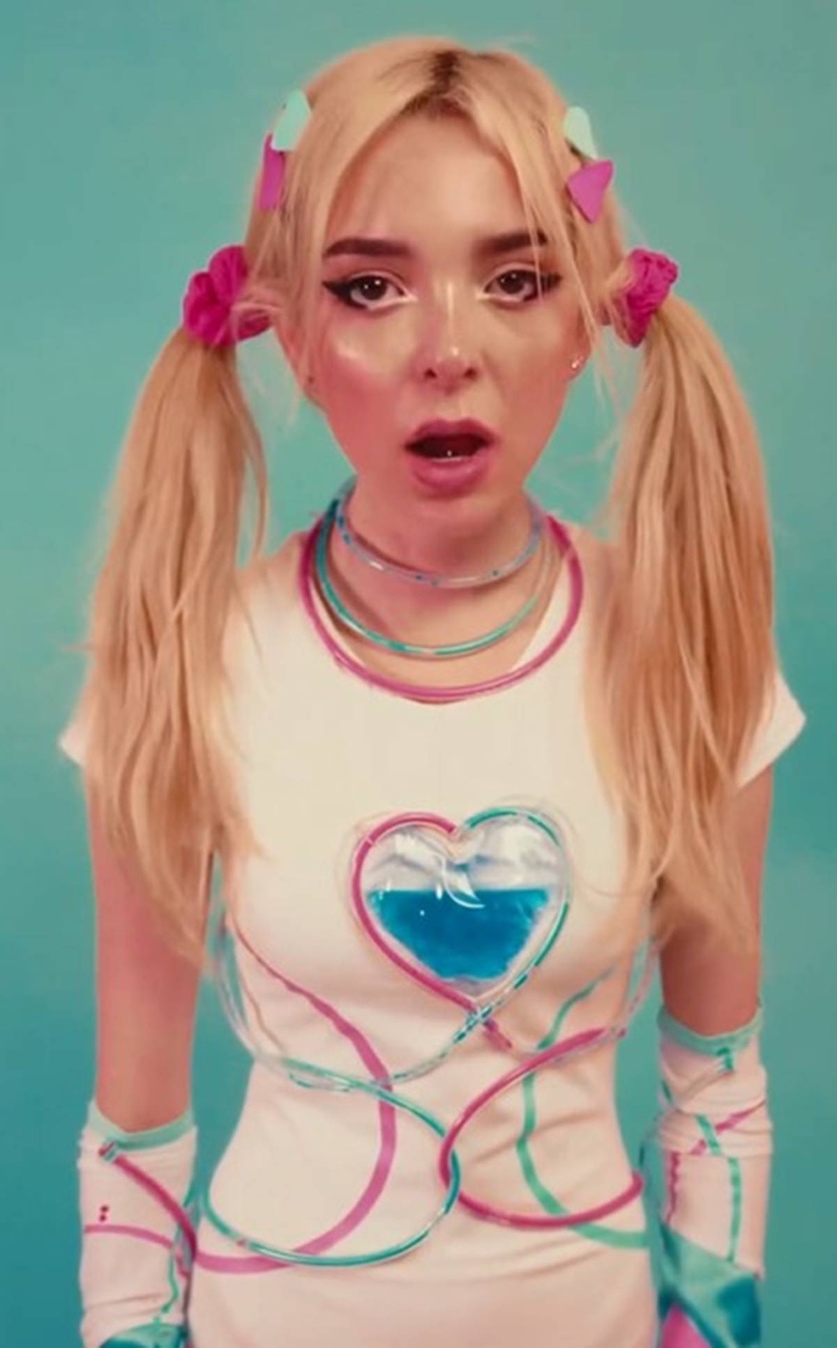 Trecho que mostra a cantora Sophie Powers na divulgação da música STFU, de Pixl Girl - Metrópoles