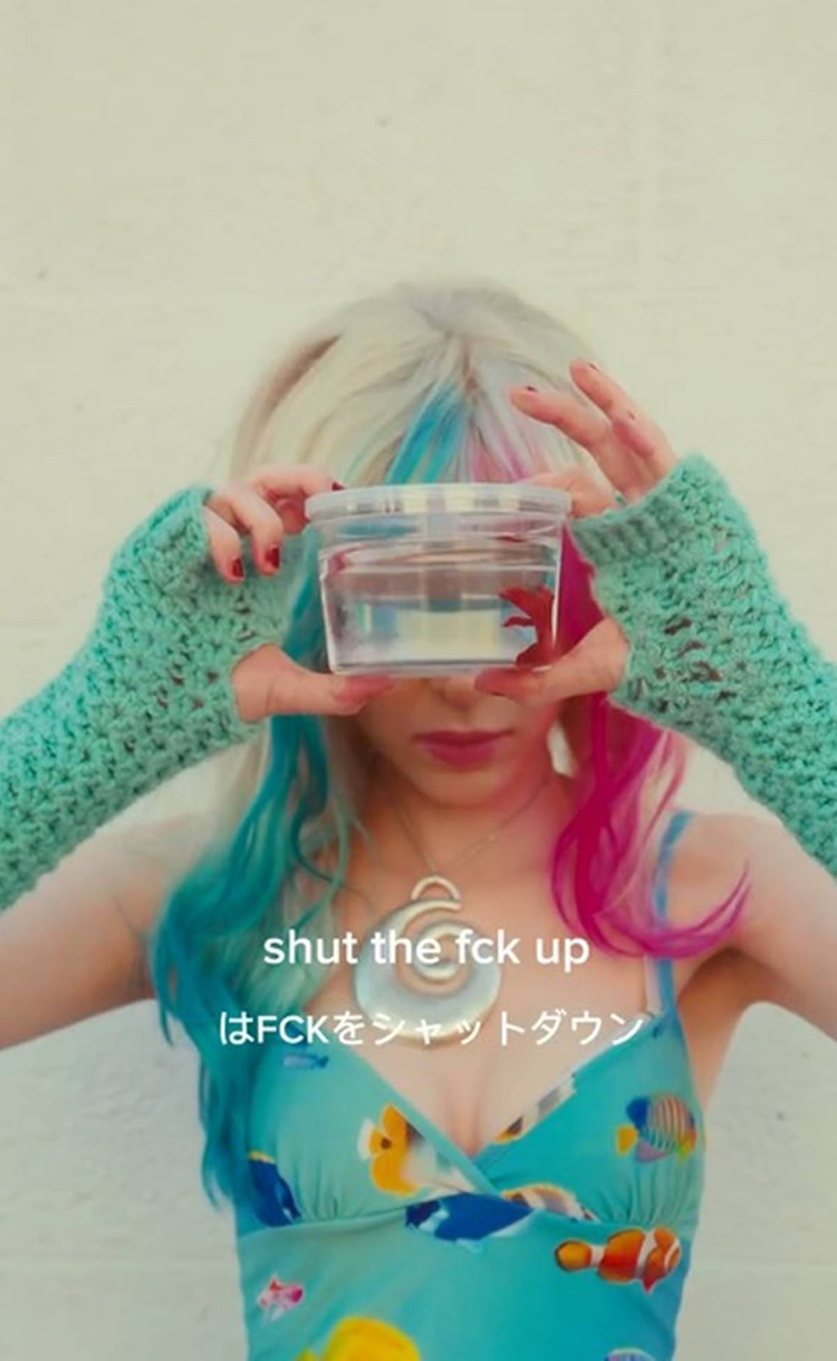 Trecho que mostra a cantora Sophie Powers na divulgação da música STFU, de Pixl Girl - Metrópoles