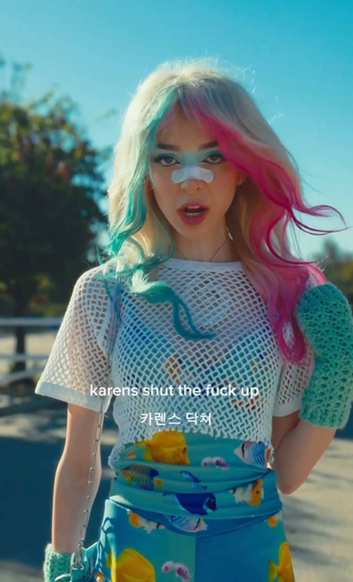 Trecho que mostra a cantora Sophie Powers na divulgação da música STFU, de Pixl Girl - Metrópoles