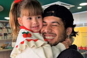 Após separação, Zé Felipe se declara para a filha: "Louco de saudade"
