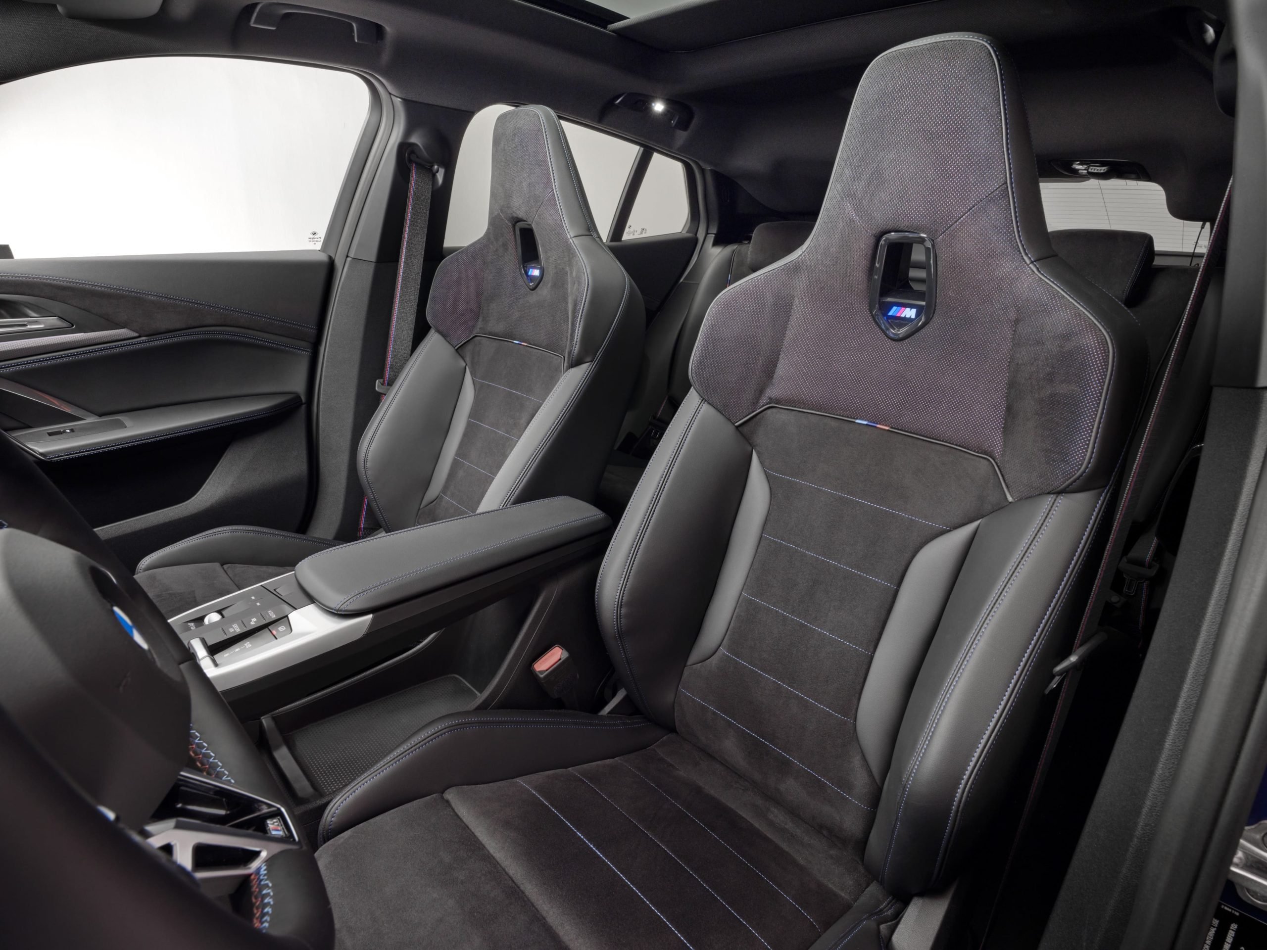 BMW X2 M: Couro Veganza Preto com Alcântara e costura Azul