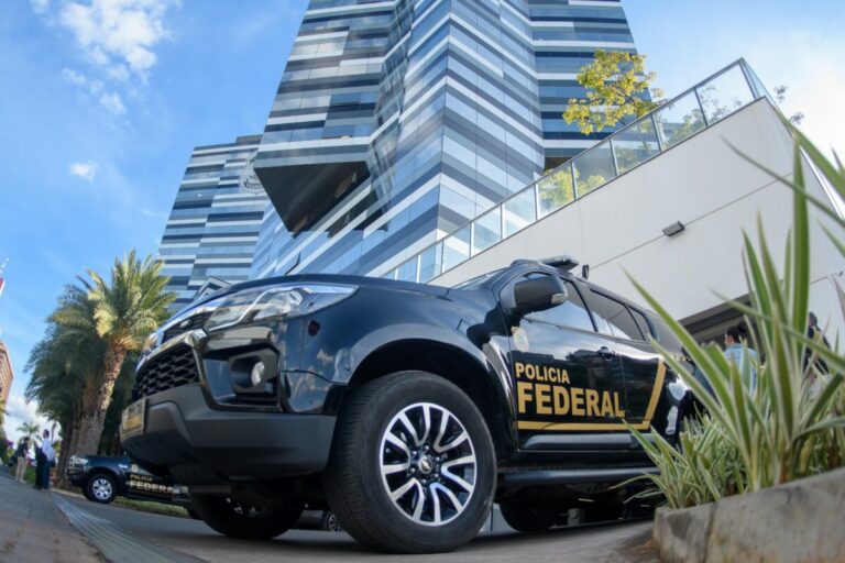 Fachada-da-sede-Policia-Federal-em-Brasilia-com-viaturas-na-saida-da-garagem-apos-o-ex-presidente-Jair-Bolsonaro-PL-chegar-para-prestar-depoimento-Metropoles-2-1200x800-1