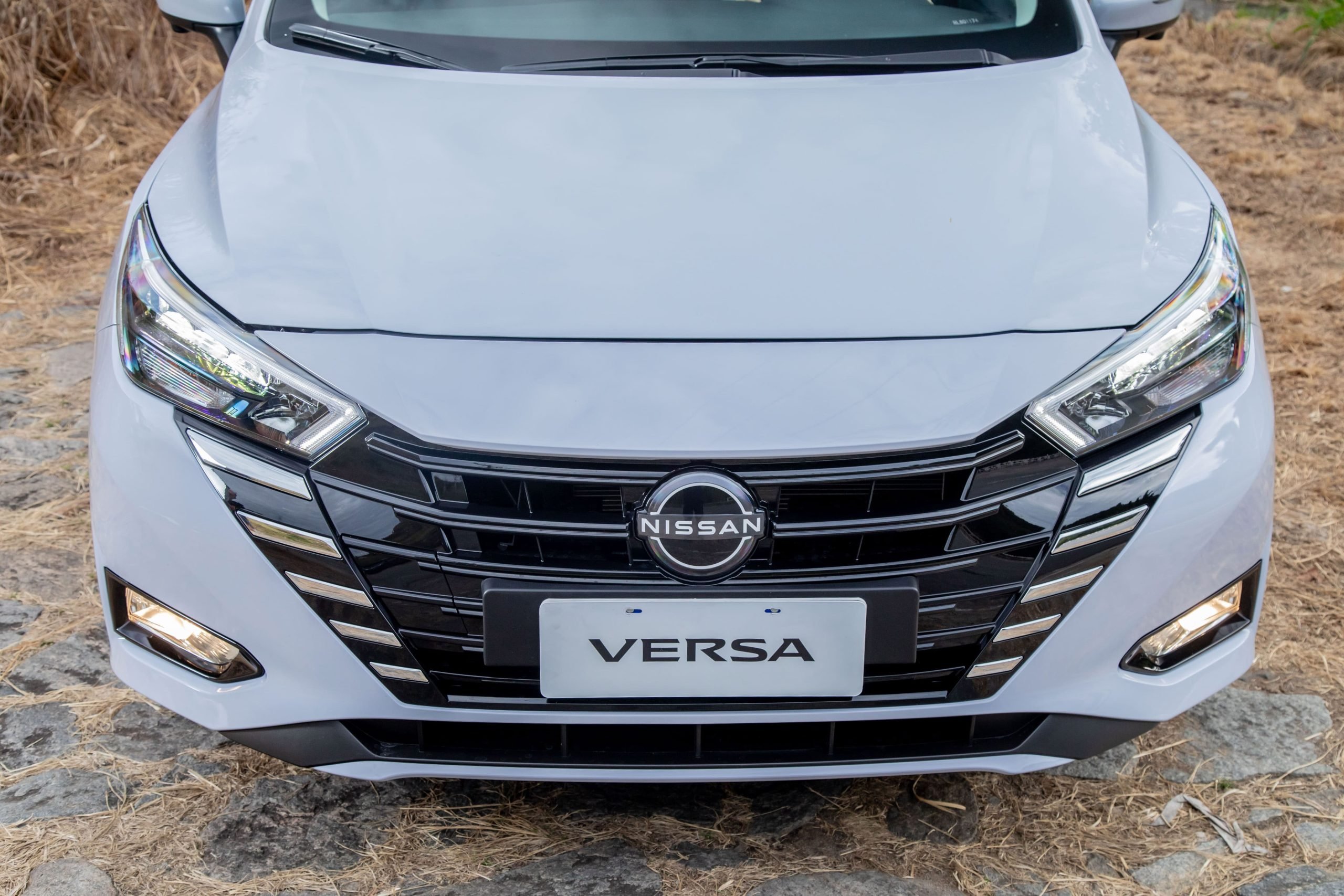 Nissan Versa e cor prata lunar