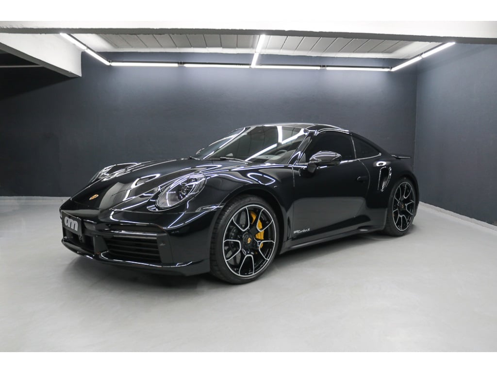Porsche 911 seminovo blindado sai a R$ 1.699.000