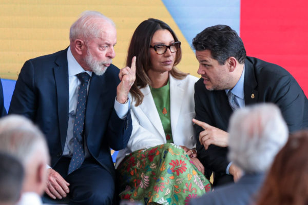 Presidente-Lula-primeira-dama-Janja-Davi-Alcolumbre-durante-posse-de-ministros-Metropoles-2-600x400-1