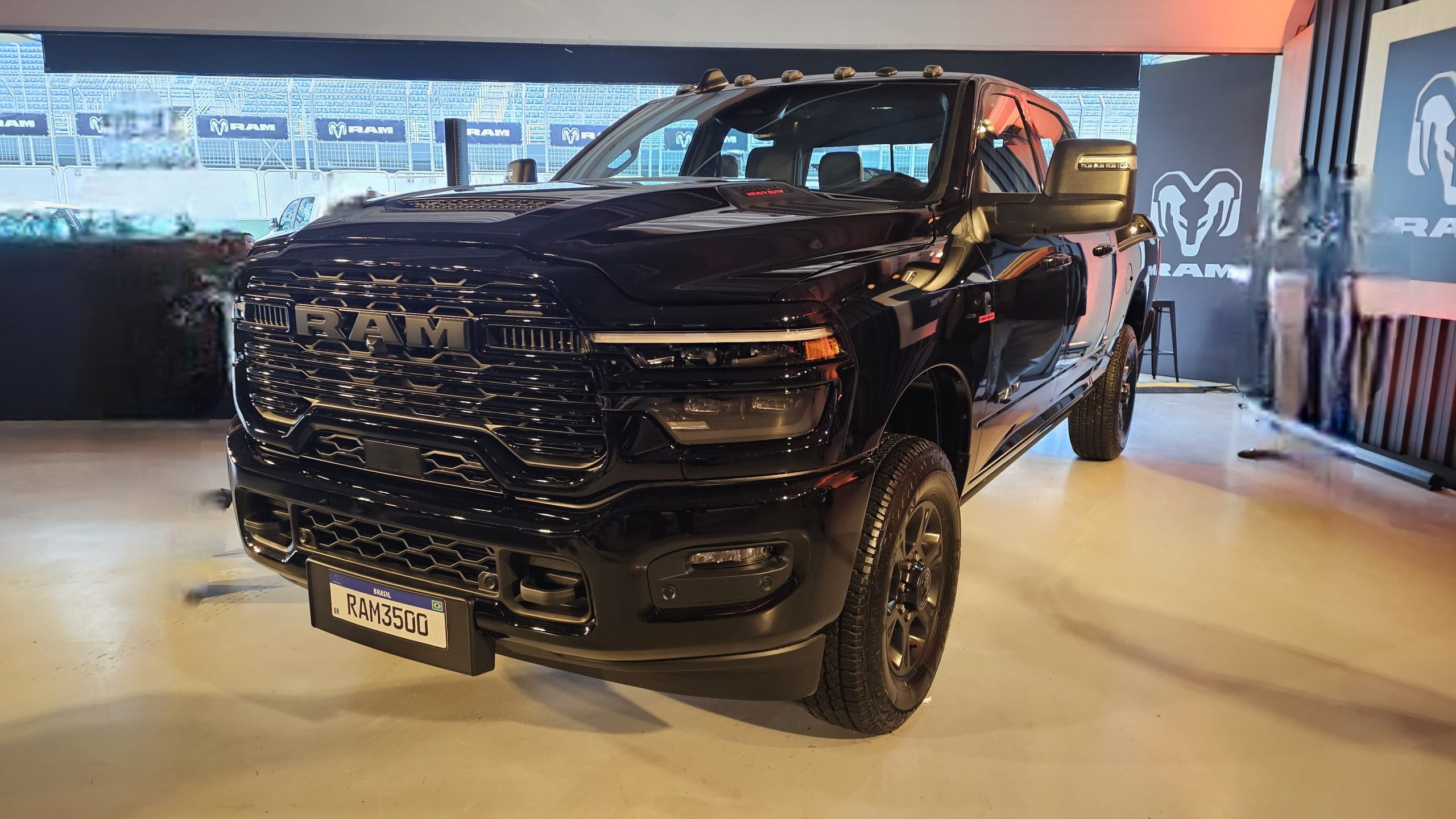 Ram 3500 na versão Laramie Night Edition