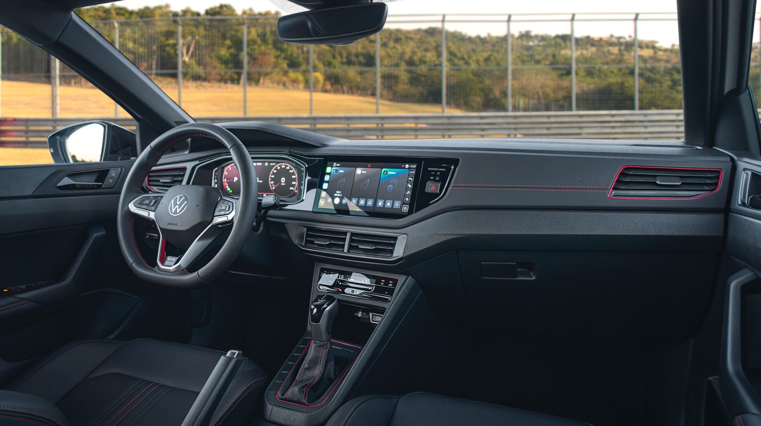 VW Nivus GTS: black piano na moldura do multimidia