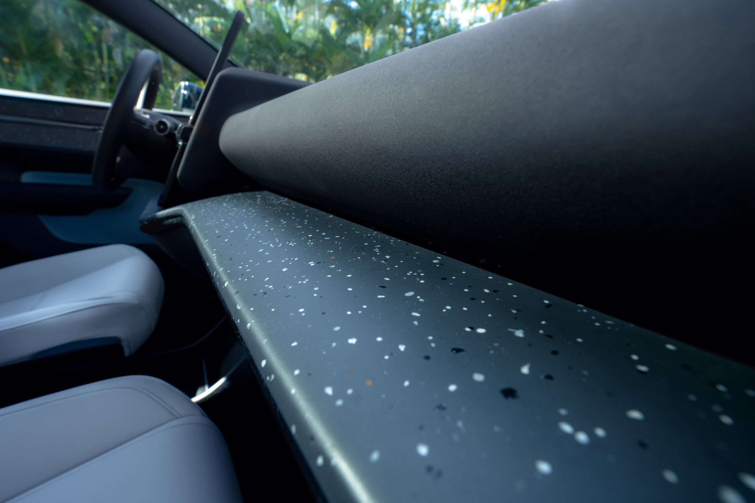 VolvoEX30 e o painel feito de PVC de restos de janelas e persianas