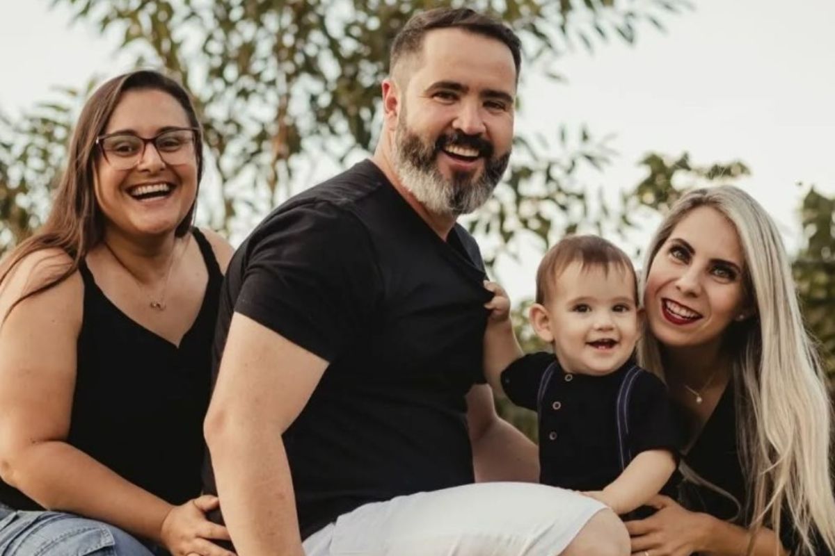 Foto colorida de trisal com o filho registrado 
