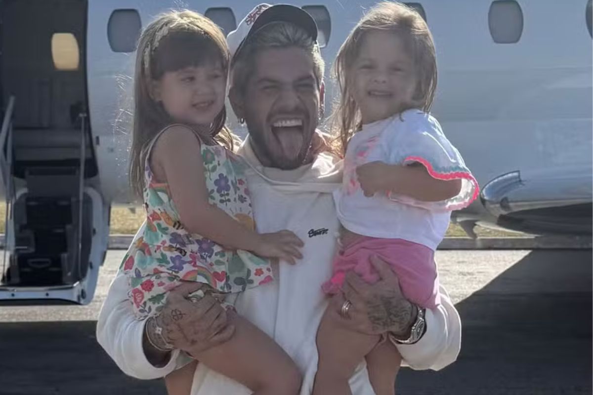 Foto colorida de Zé Felipe, Maria Alice e Maria Flor - Metrópoles
