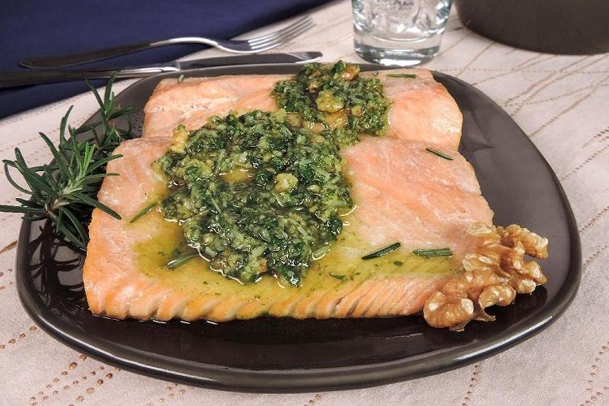 na foto vemos um prato com salmão e molho pesto